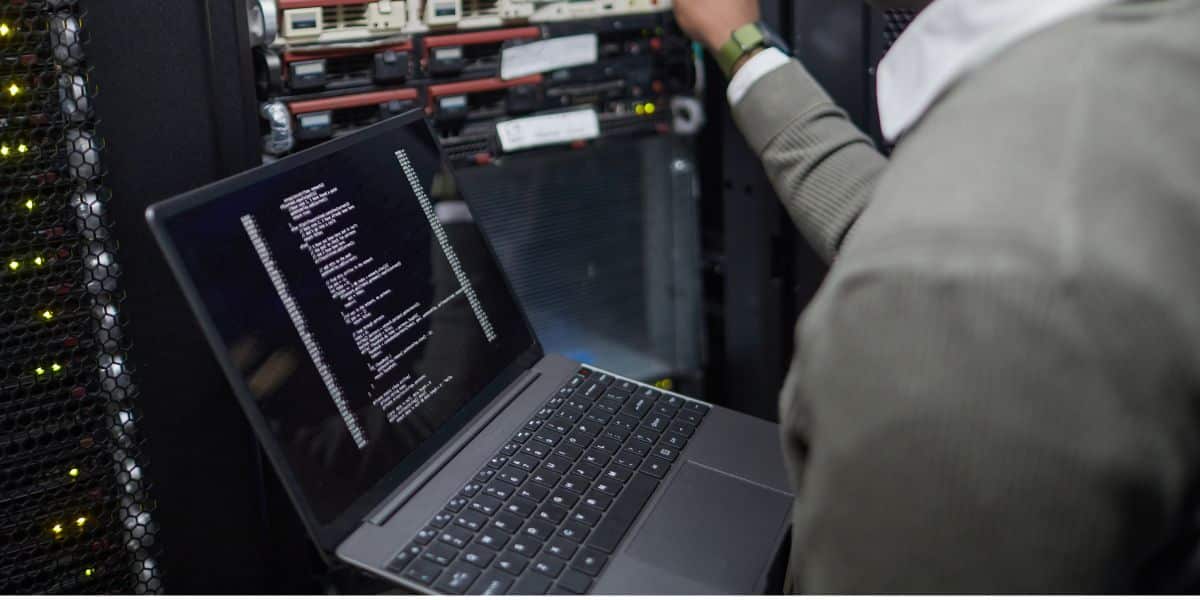 Homme qui travaille dans un data center